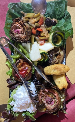 Antipasti Carricaturi Antipasti mit frischem Käse, verschiedenen Gemüsen und Spezialitäten Siziliens.