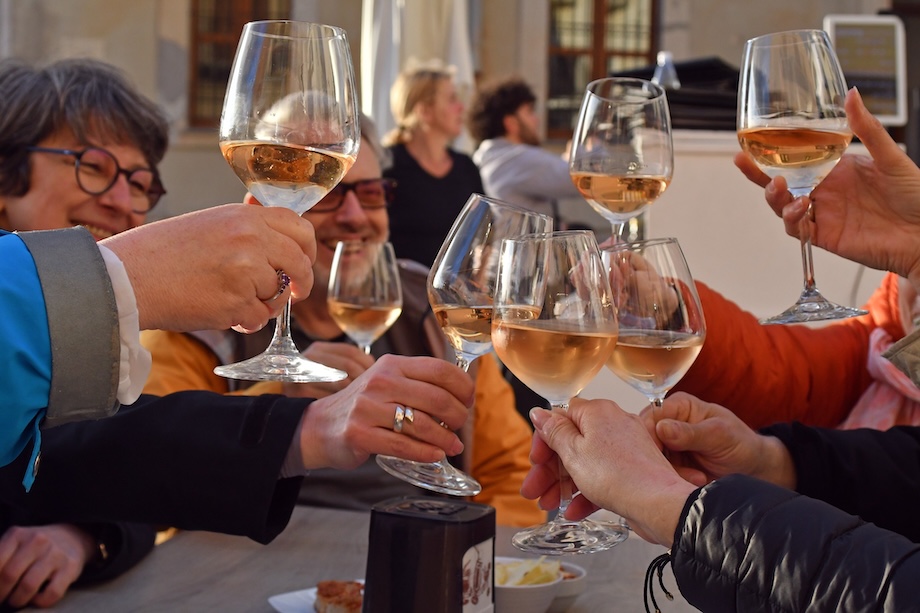 Aperitivo with friends_Foto AJFocke Die Gemeinschaft zählt. Darauf stoßen wir an!