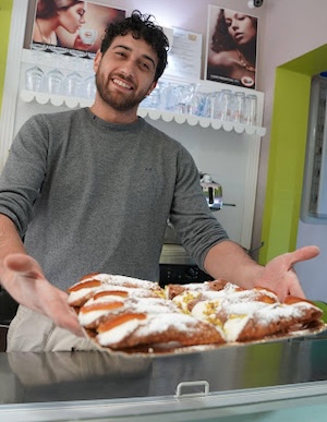 Cannoli Foto Gabriele Musil Frisch gefüllte Cannoli in der Konditorei Delizie di Benedetta.