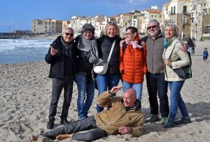 Der Stadtstrand in Cefalù ist zu jeder Jahreszeit sehenswert. Bei der Kulisse!