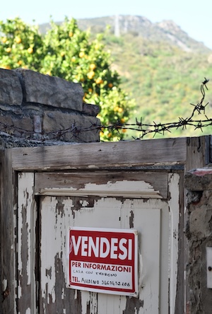 Vendesi_AJF "Zu verkaufen" – das begegnet einem oft in Collesano. Viel Platz, um ein "Europäisches Dorf" zu schaffen!